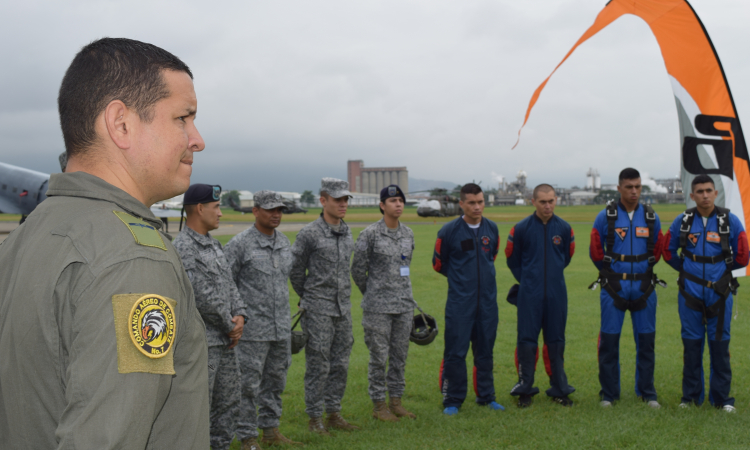 La capacidad de paracaidismo militar se fortalece en Cali