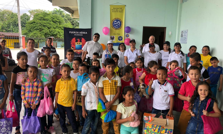 Actividad de integración reciben niños de Solano (Caquetá) por parte de la Fuerza Aérea Colombiana y la Acción Social Nuestra Señora de Loreto. 