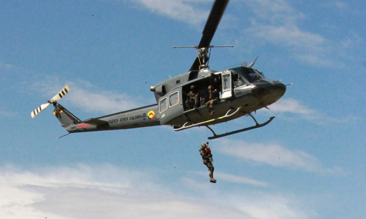 Helicóptero de la Fuerza Aérea rescata mujer que quedó atrapada por una creciente del río Páez