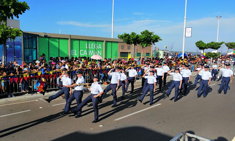 Desfile Militar sobre la vía 40 en conmemoración de los 209 años de independencia