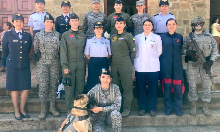 Mujeres militares con vocación de servicio al país, rindieron homenaje a Antonia Santos en El Socorro, Santander.