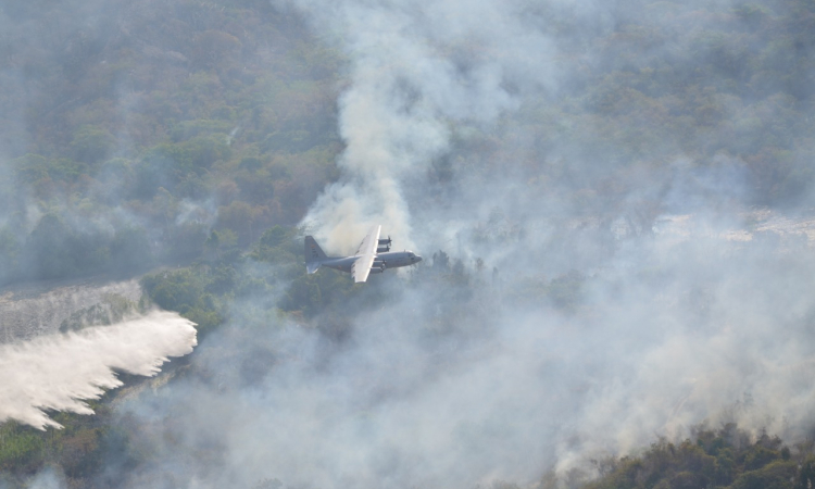 Aeronaves de la Fuerza Aérea Colombiana apoyan las labores de extinción del incendio presentado en la Escuela de Policía del Tolima