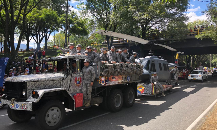 Por las Calles de Medellín desfiló un helicóptero insignia de la Fuerza Aérea
