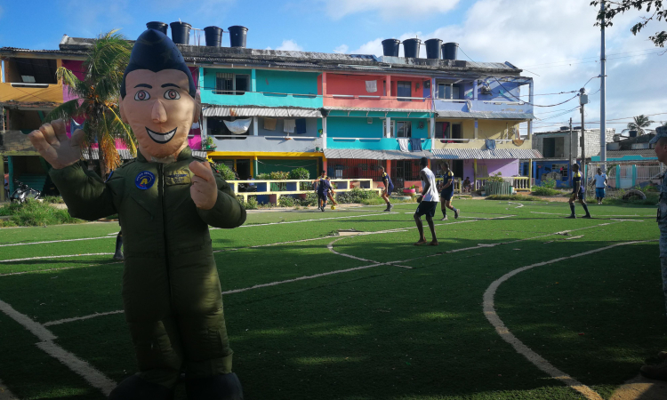 La comunidad del barrio las tablitas, experimentó una tarde educativa y recreativa en compañía de la Fuerza Aérea Colombiana