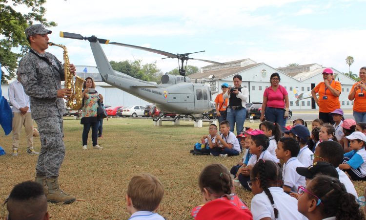 El Instituto para Niños Ciegos y Sordos disfrutó de un mágico día en la Base Aérea Marco Fidel Suárez