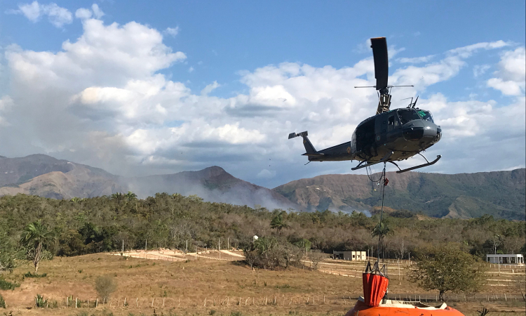Fuerza Aérea continúa trabajando en la extinción del incendio presentado en el Carmen de Apicalá