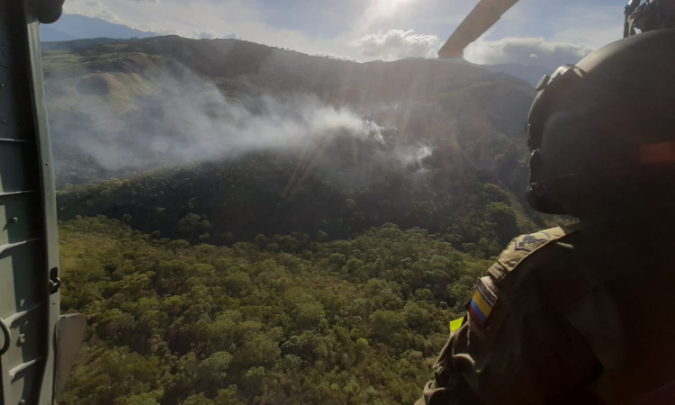 Incendio forestal en la ciudad de Cali, fue controlado por la Fuerza Aérea Colombiana