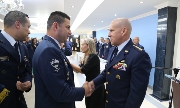 45 suboficiales del Curso No. 69 de la Fuerza Aérea Colombiana ascendieron al grado de Técnico Jefe 