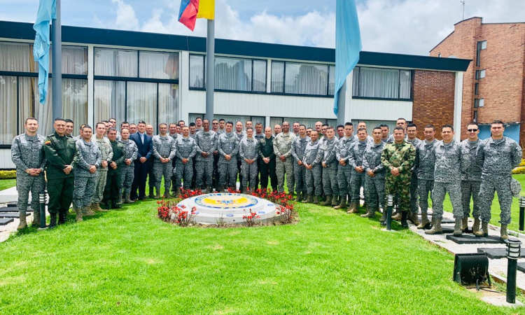 CAMAN entrega nuevos Inspectores Técnicos de la Fuerza Aérea Colombiana 