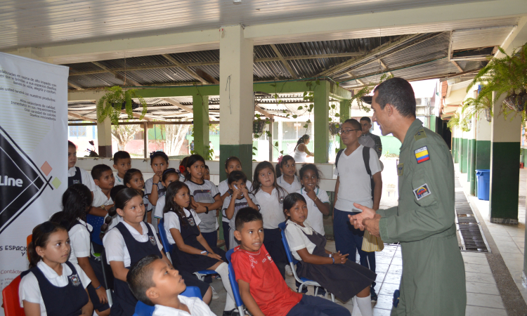 Con donación de sillas escolares Fuerza Aérea Colombiana apoya la educación en el Amazonas