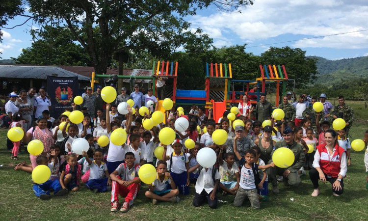 Comunidad rural de Nechí recibe por primera vez un parque infantil
