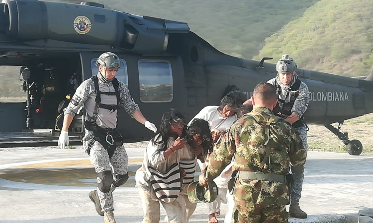 Once Indígenas heridos fueron evacuados desde la Sierra Nevada de Santa Marta por la Fuerza Aérea Colombiana 