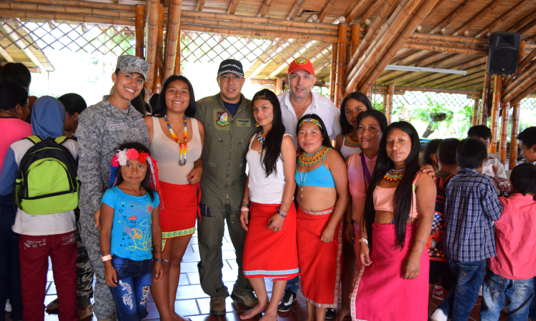 Fuerza Aérea Colombiana y la Gobernación del Valle beneficiaron a niños y niñas de la comunidad Embera