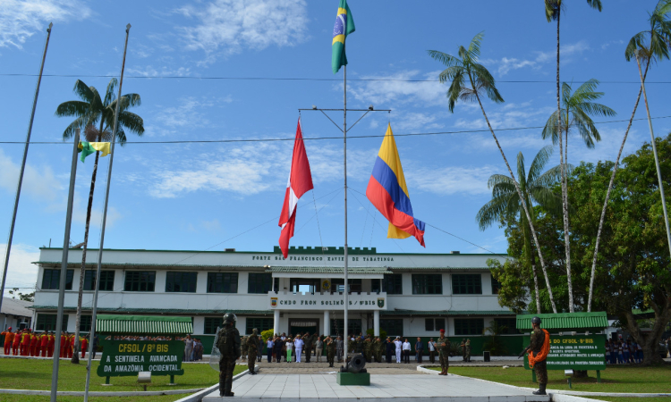 Fuerzas Militares y Policía Nacional de Colombia, Brasil y Perú, honran los Símbolos Patrios en la triple frontera