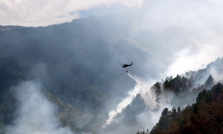 Helicóptero de la Fuerza Aérea apoya extinción de incendios en Santander