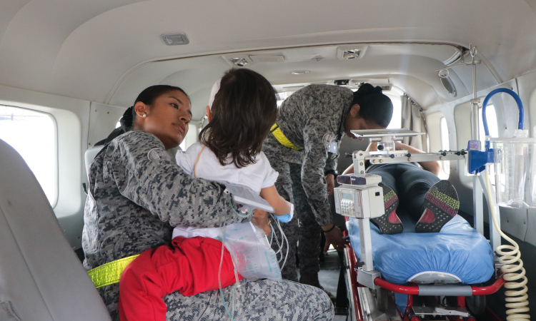 Bebé de 2 años con diagnóstico delicado es transportada en aeronaves de la Fuerza Aérea Colombiana