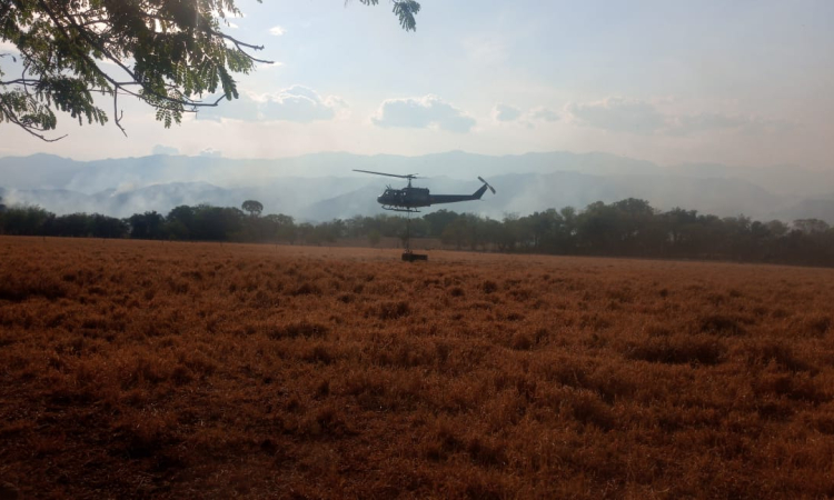 La Fuerza Aérea Colombiana realiza Extinción de  Incendios Forestales en Ortega-Tolima.