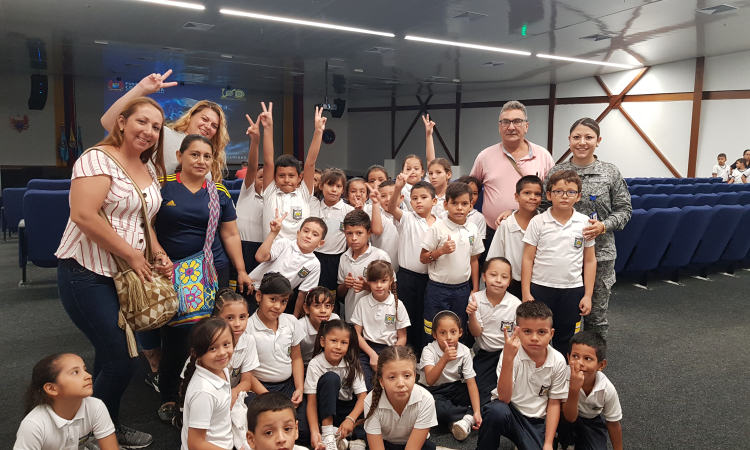 Niños de Puerto Salgar disfrutaron del "Cine con Altura" en el CACOM 1