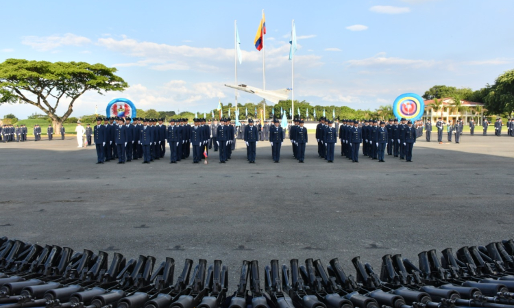 Jóvenes profesionales juran lealtad a la Bandera en su sueño de ser Oficial de la FAC