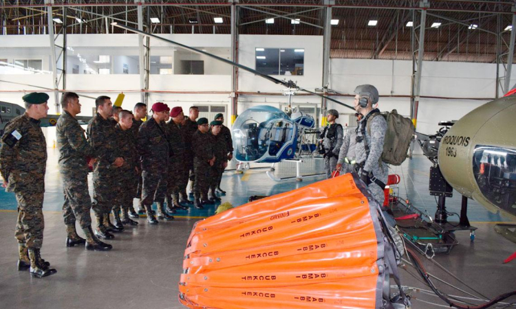 Militares de Guatemala visitan base de la Fuerza Aérea Colombiana
