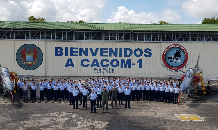 Escuela de Aviación "Capitán Manuel Ávalos" y la Academia Politécnica Aeronáutica de Chile visitan el CACOM 1