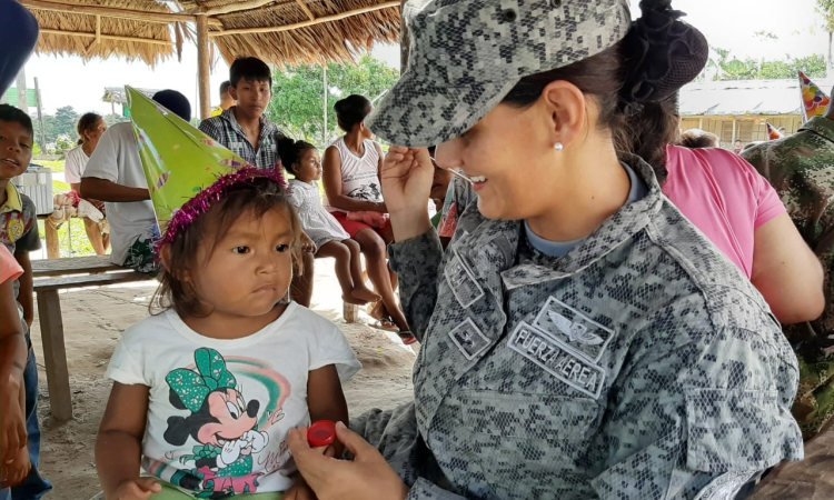 Fuerza Aérea Colombiana, extiende sus alas para llevar sonrisas a niños indígenas en la Amazonía