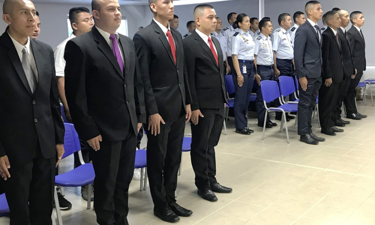 Conducta excelente para jóvenes que culminaron su servicio militar con la Fuerza Aérea Colombiana