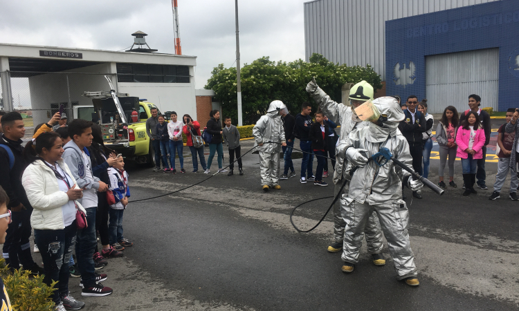 Fundación Semillas de Vida visita el Comando Aéreo de Mantenimiento