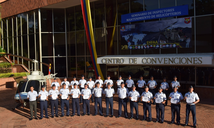 Inspectores de helicópteros de la Fuerza Aérea Colombiana, se reunieron para actualizar y estandarizar procedimientos en temas de mantenimiento 