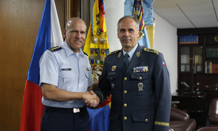 Reunión entre comandantes de las Fuerzas Aéreas de Colombia y República Checa