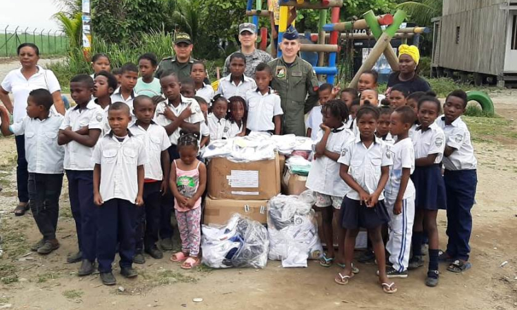 Con enorme felicidad niños y niñas de Tumaco, Nariño, recibieron nuevos uniformes escolares