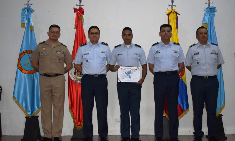 Nuevos pilotos militares se gradúan en la Escuela de Helicópteros para las Fuerzas Armadas  