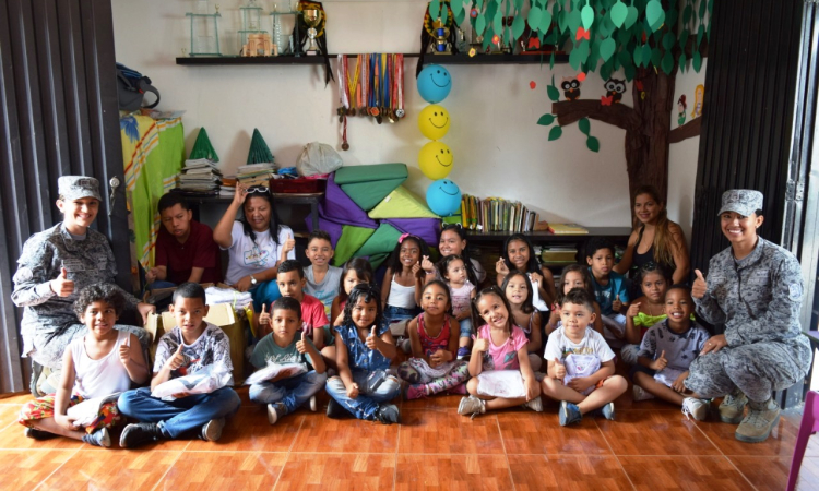Fuerza Aérea Colombiana brinda apoyo a la educación infantil en el Cerrito, Valle
