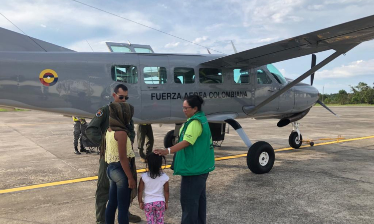 Dos menores en estado de vulnerabilidad fueron transportadas por la Fuerza Aérea Colombiana en el Amazonas