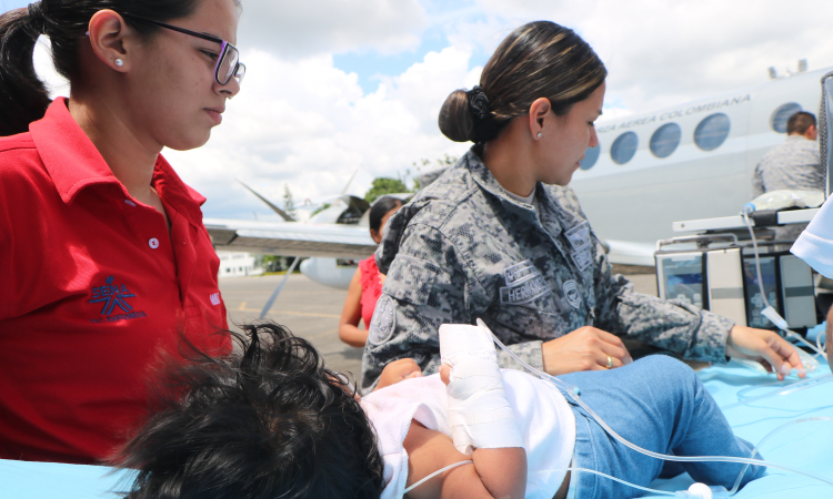 Bebé indígena en delicado estado de salud fue transportado por la Fuerza Aérea Colombiana