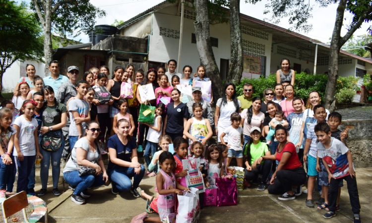 Militares del CACOM 4 junto con sus familiares llevaron alegría a 64 niños del internado Nuevo Horizonte.