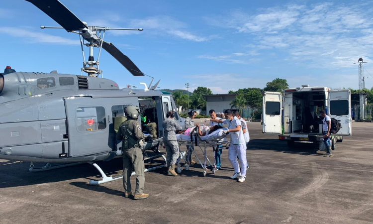 Mujer en estado de embarazo recibe atención médica y traslado por parte de la Fuerza Aérea Colombiana