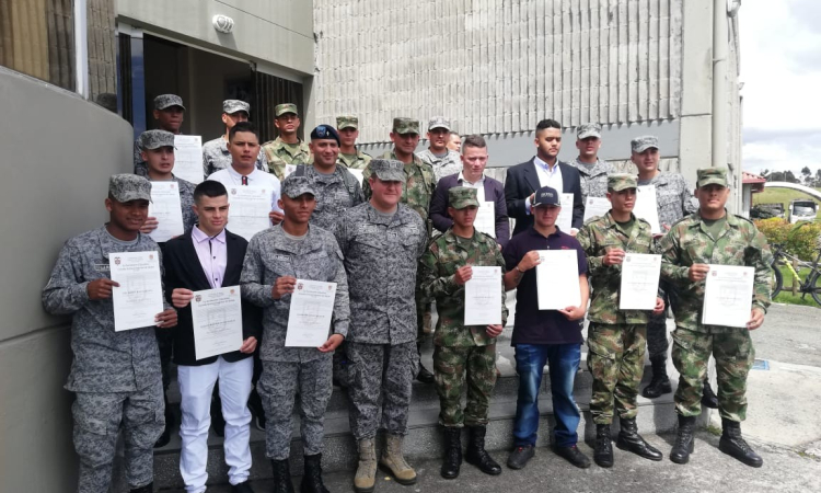 Soldados de las Fuerzas Militares son formados como bachilleres académicos