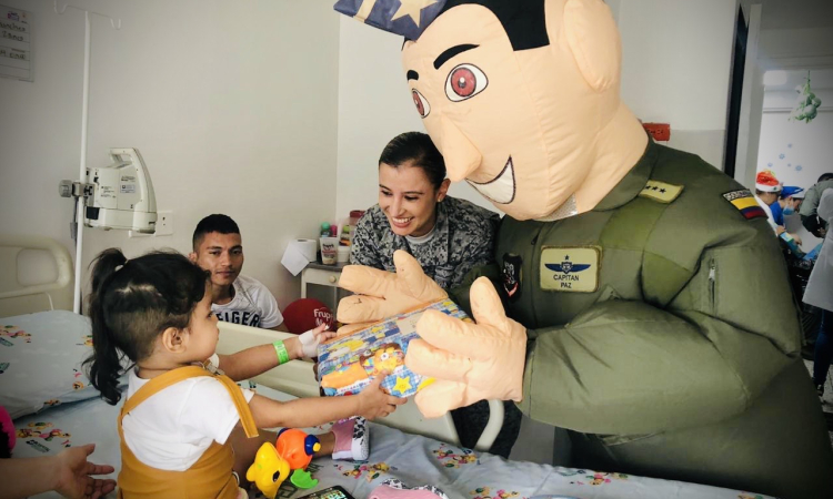 Fuerza Aérea Colombiana, llegó al Hospital Universitario de Neiva para alegrar a los niños de la Unidad de Oncología. 