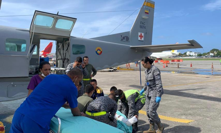 Hombre de 22 años es trasladado por aeronave medicalizada de la Fuerza Aérea Colombiana