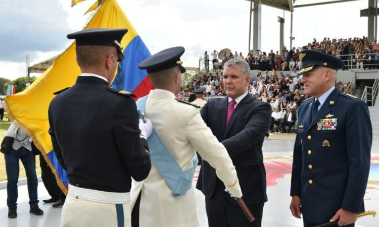 Comandante de la Fuerza Aérea, gradúa a los oficiales del Centenario