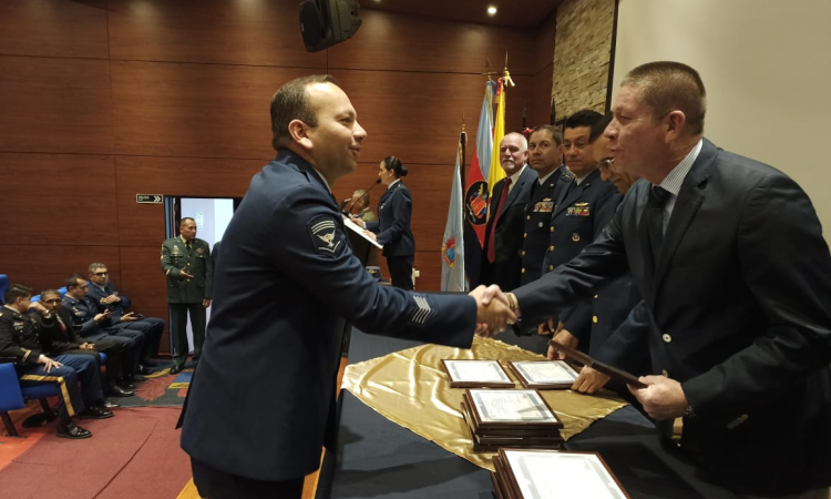 Clausura del entrenamiento Nivel I y ll motores T-53 de un personal de suboficiales de la Fuerza Pública