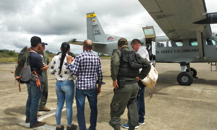 Comerciante liberada en Chocó se reencontró con sus us familiares en la base de la Fuerza Aérea en Rionegro