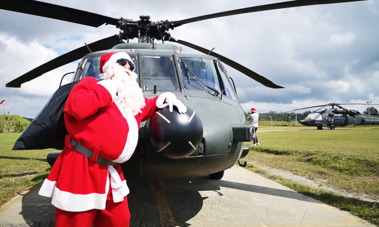A bordo de un Black Hawk, un Papá Noel por todo lo alto