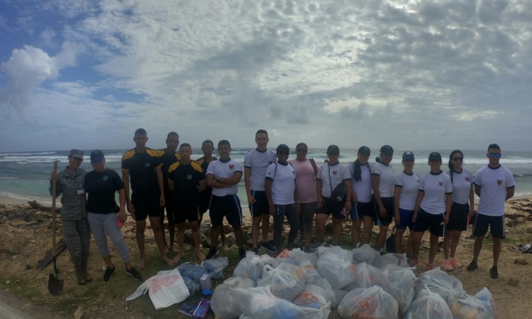 La Fuerza Aérea Colombiana Realiza Jornada de Limpieza en la Playa “Los Charquitos”