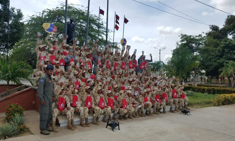 La Fundación PROCAPS entrega regalos a soldados en La Guajira
