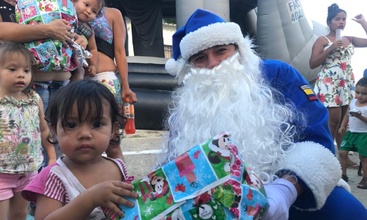 Niños de poblaciones vulnerables de Girardot, recibieron un regalo en esta navidad. 