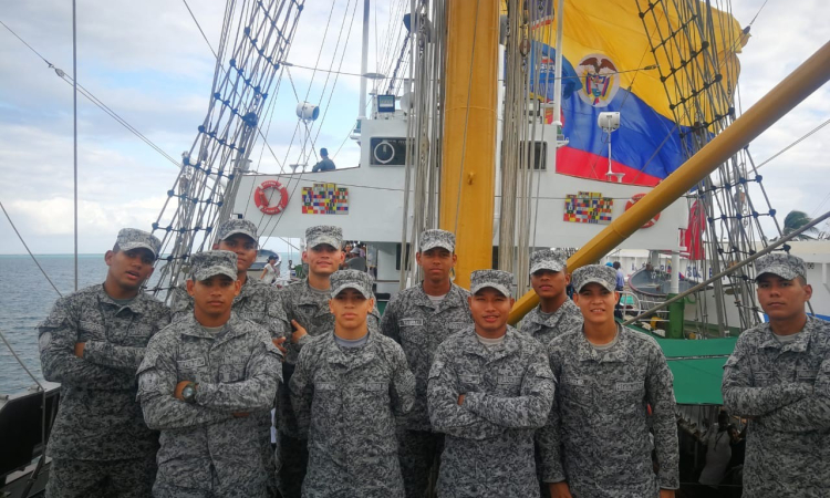 Soldados del Grupo Aéreo del Caribe visitan el imponente Buque Escuela “Gloria” de la Armada Nacional