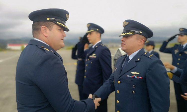 Oficiales ascienden en ceremonia militar en el Cacom-5   