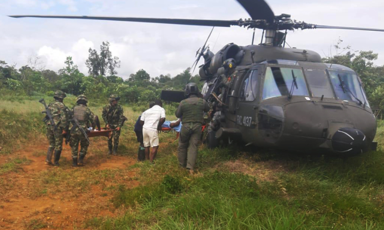  En helicópero de la Fuerza Aérea Colombiana, se realiza evacuación humanitaria de tres personas afectadas por mina antiperso